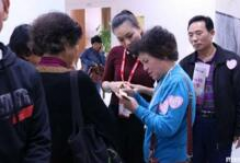 免费“妈妈团”进社区  帮儿女找本地对象