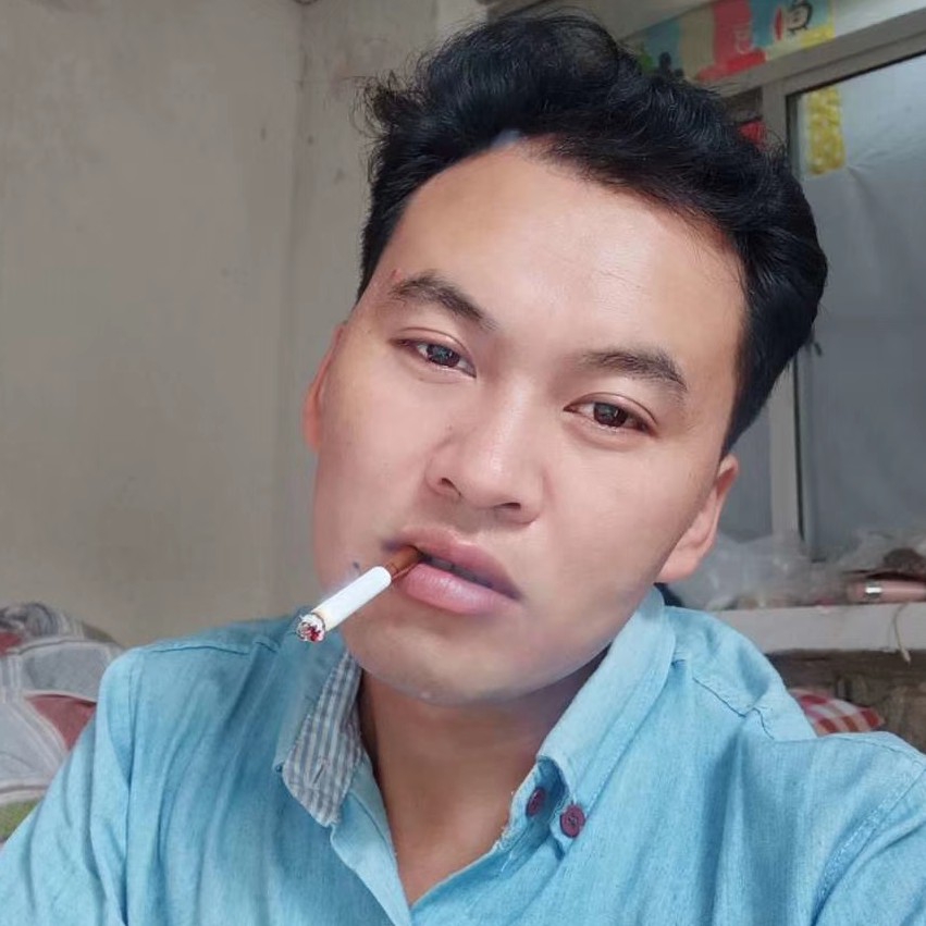 满意拿幻殇的照片