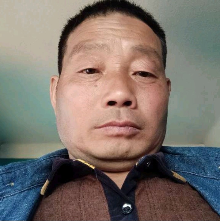 衬衫泪了眯眯眼的照片