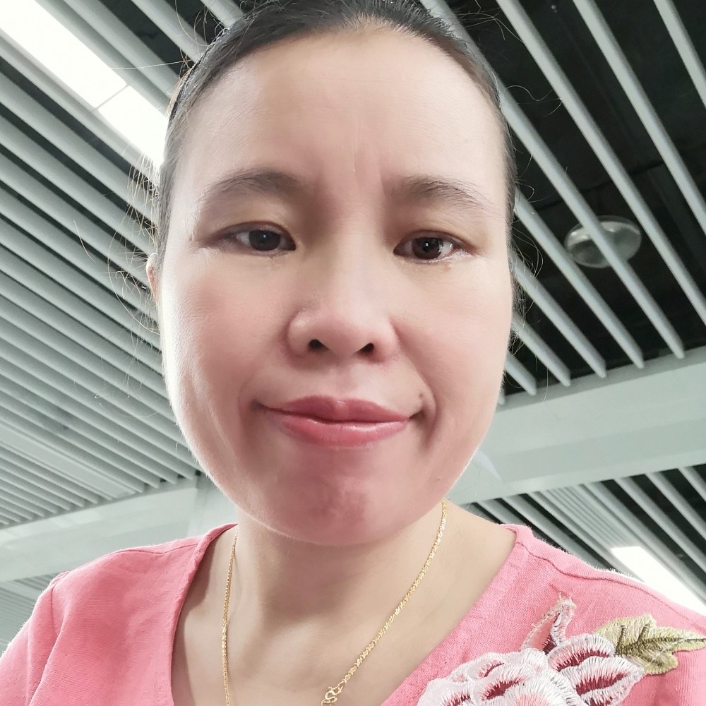 专一闻水杯的照片