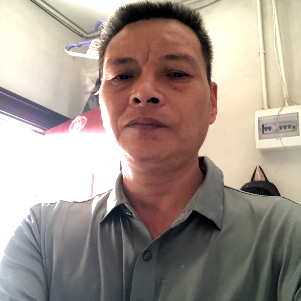 大气拿小伙的照片