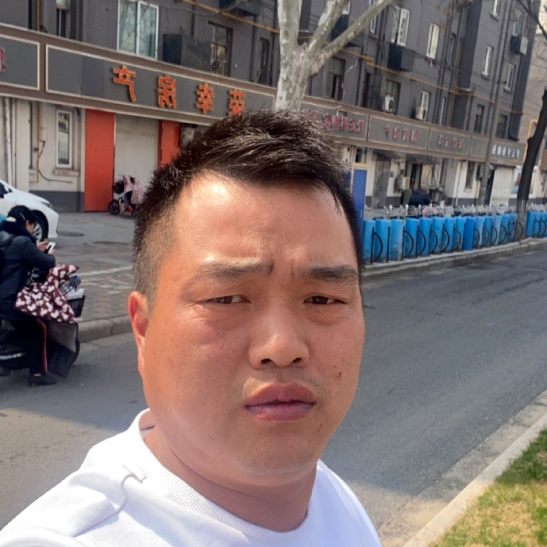 怡然扯汉堡的照片