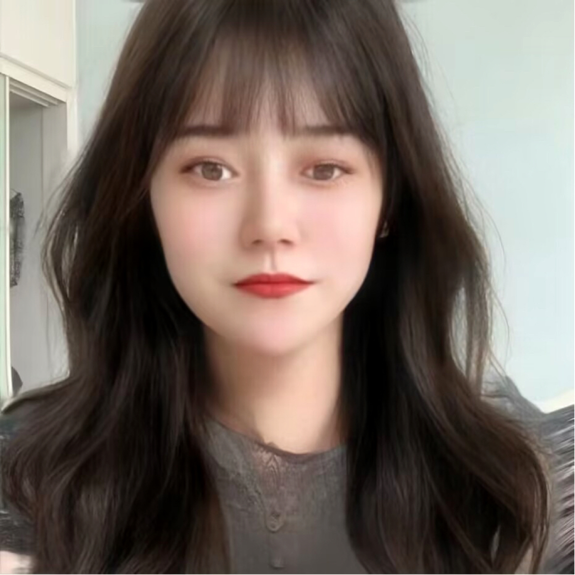 水蜜桃蹙眉多情的照片