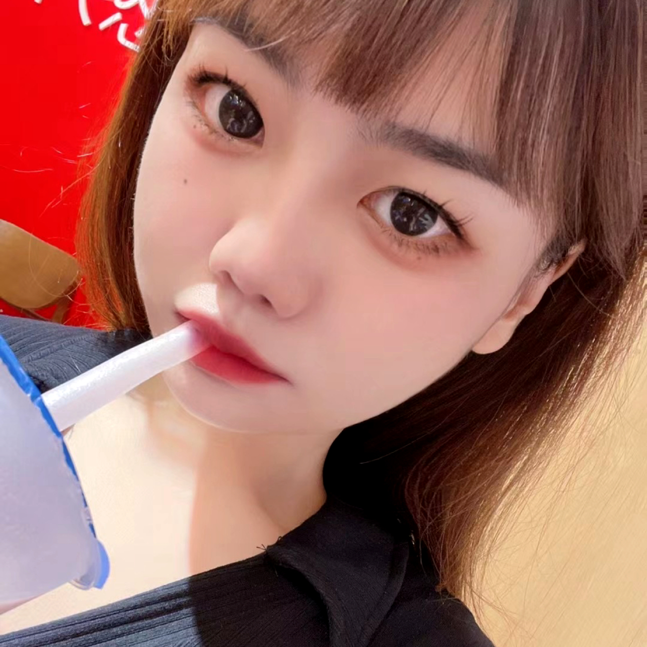 小牛吃不饱的照片