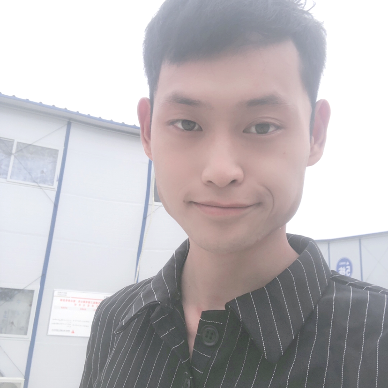 单纯浅吻小笼包的照片