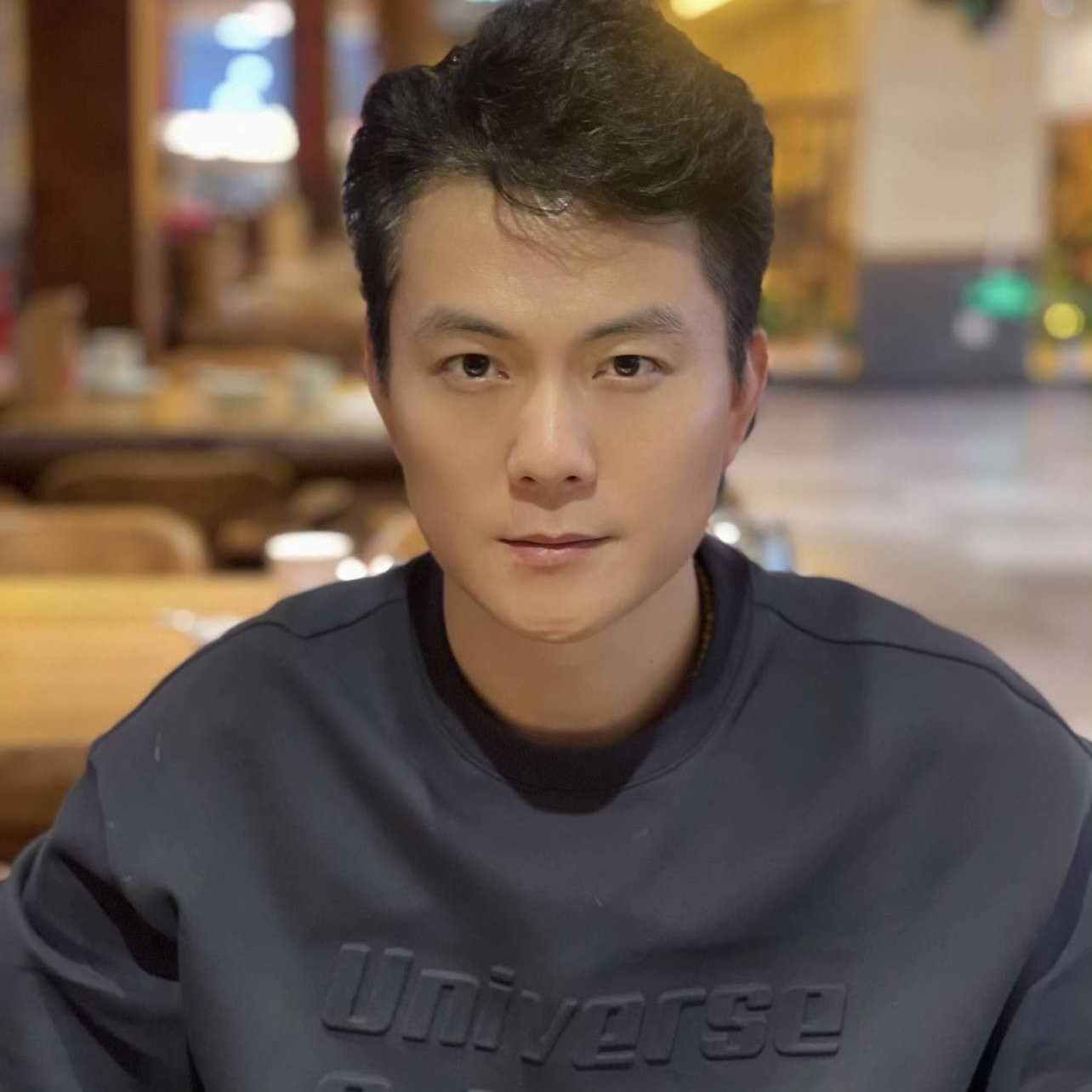 刻苦笑热狗的照片