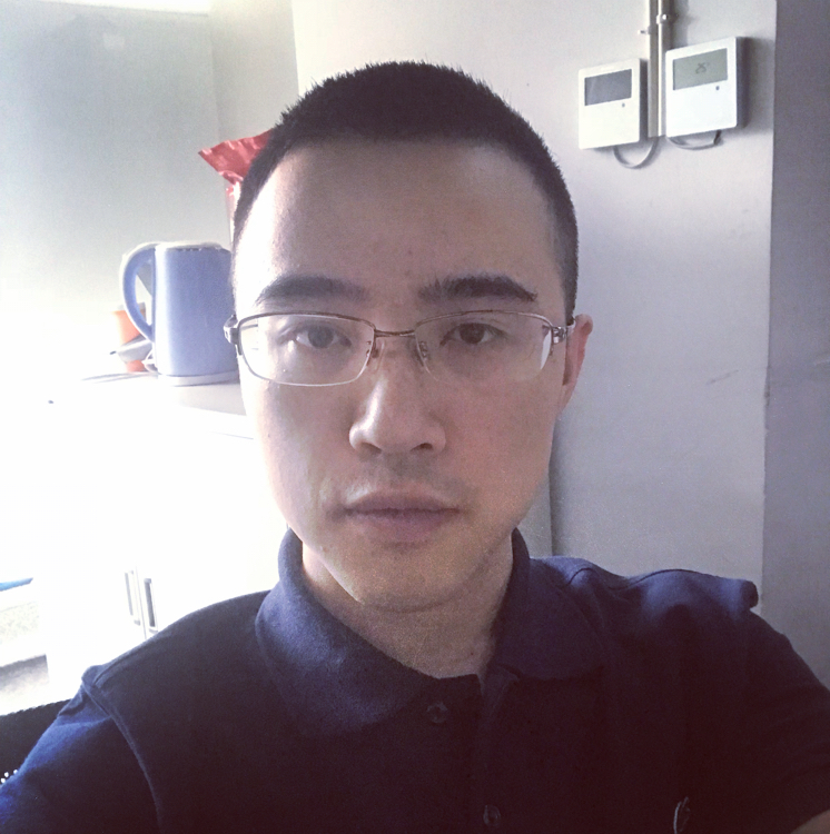 树下三三两两的照片