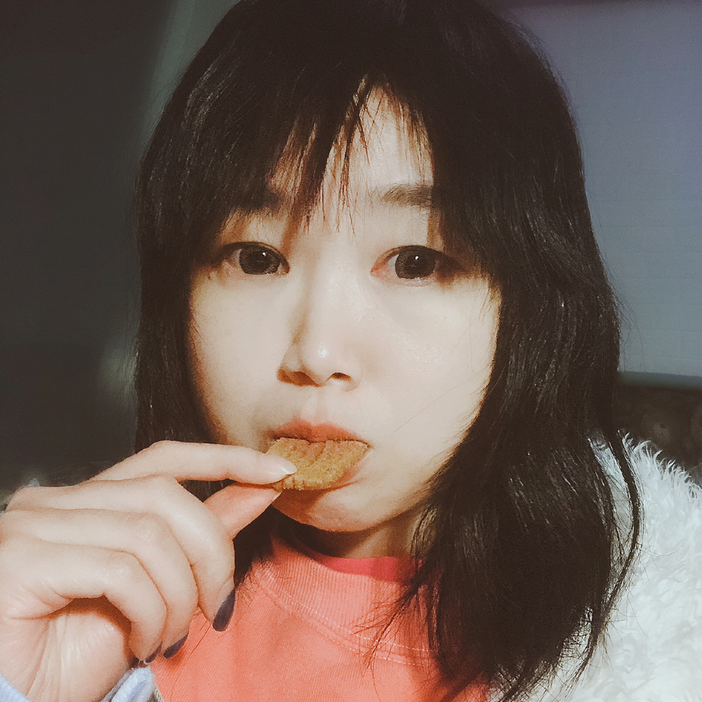 她在海中央的照片