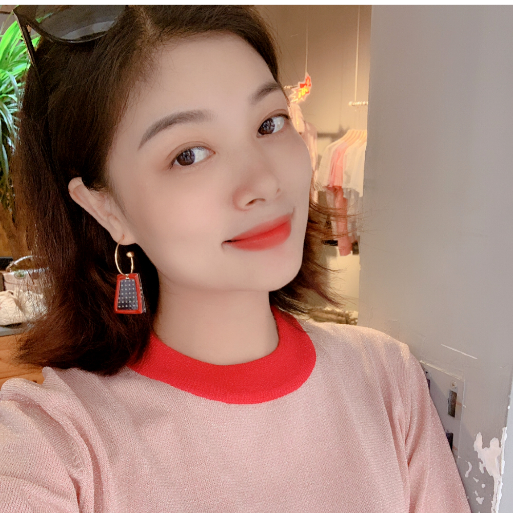 小刺猬回首不安的照片