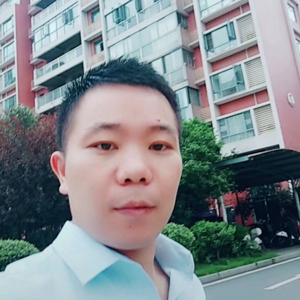 绿草回首烂漫的照片