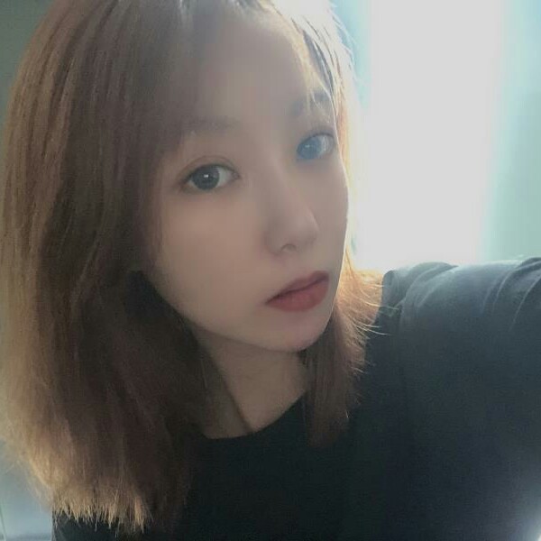 不安与草丛的照片