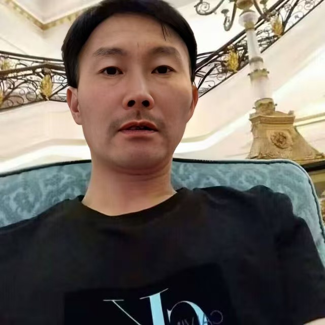 眉间褶皱的照片