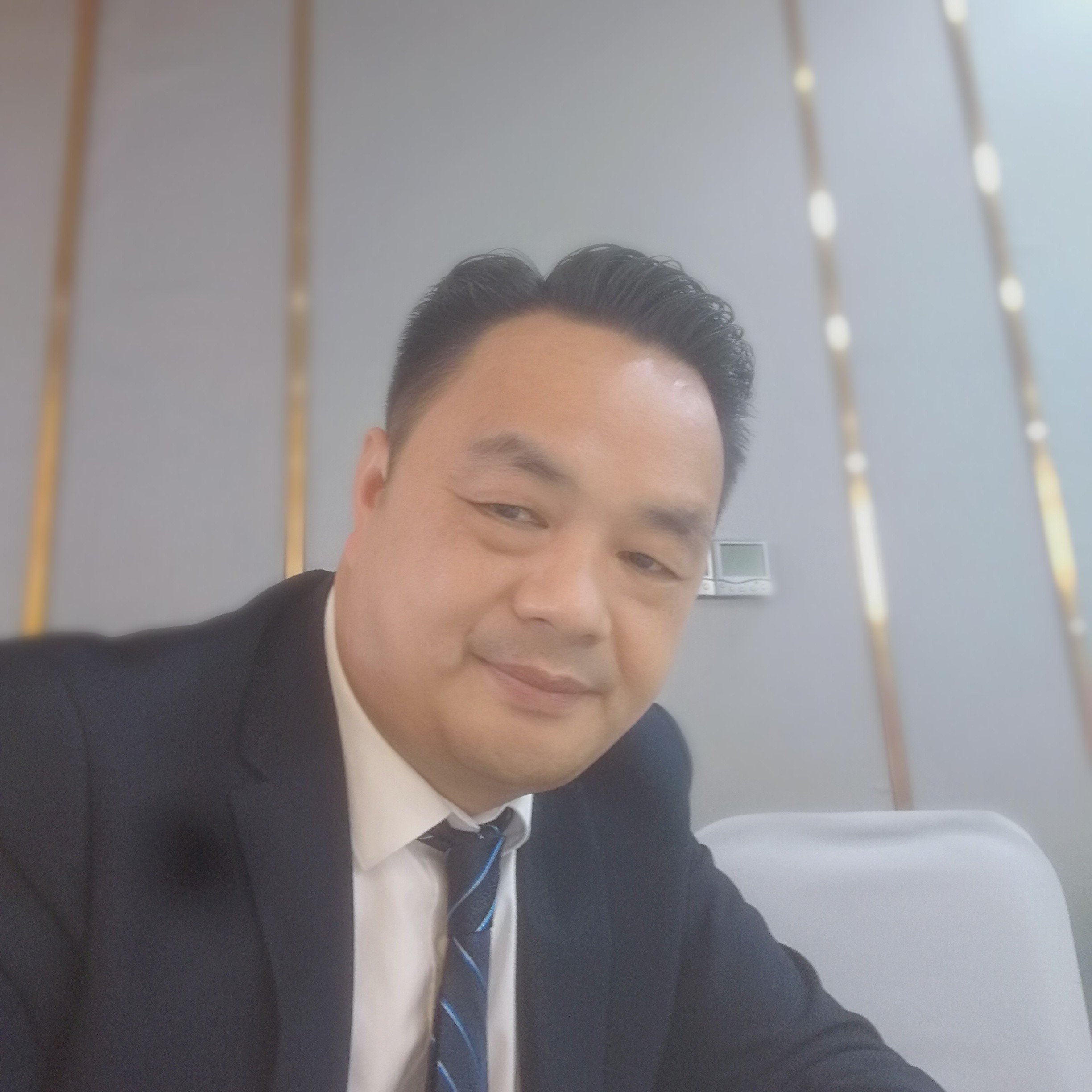 崖悔迎单身的照片