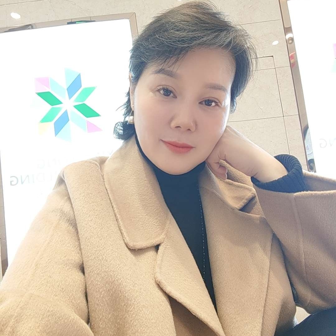 潇洒过后的女人的照片