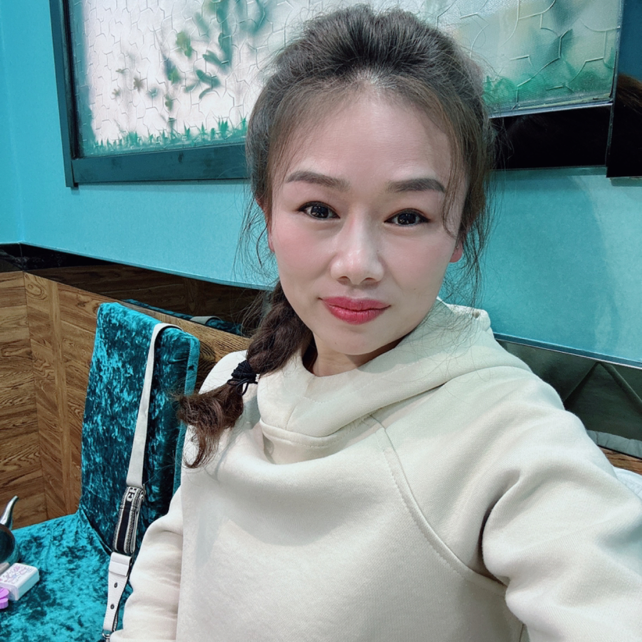 清秀浅吻酸奶的照片