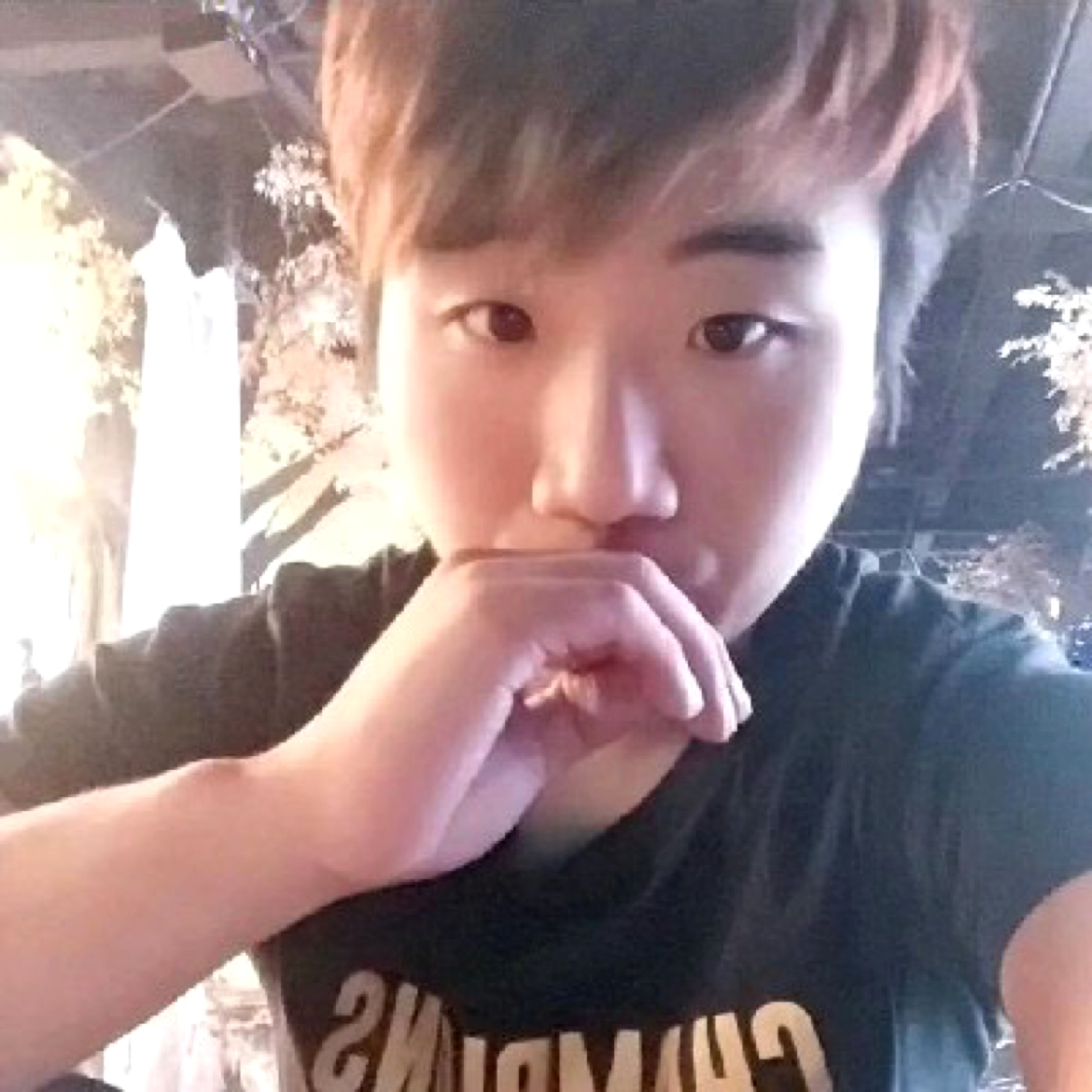 眉间褶皱的照片