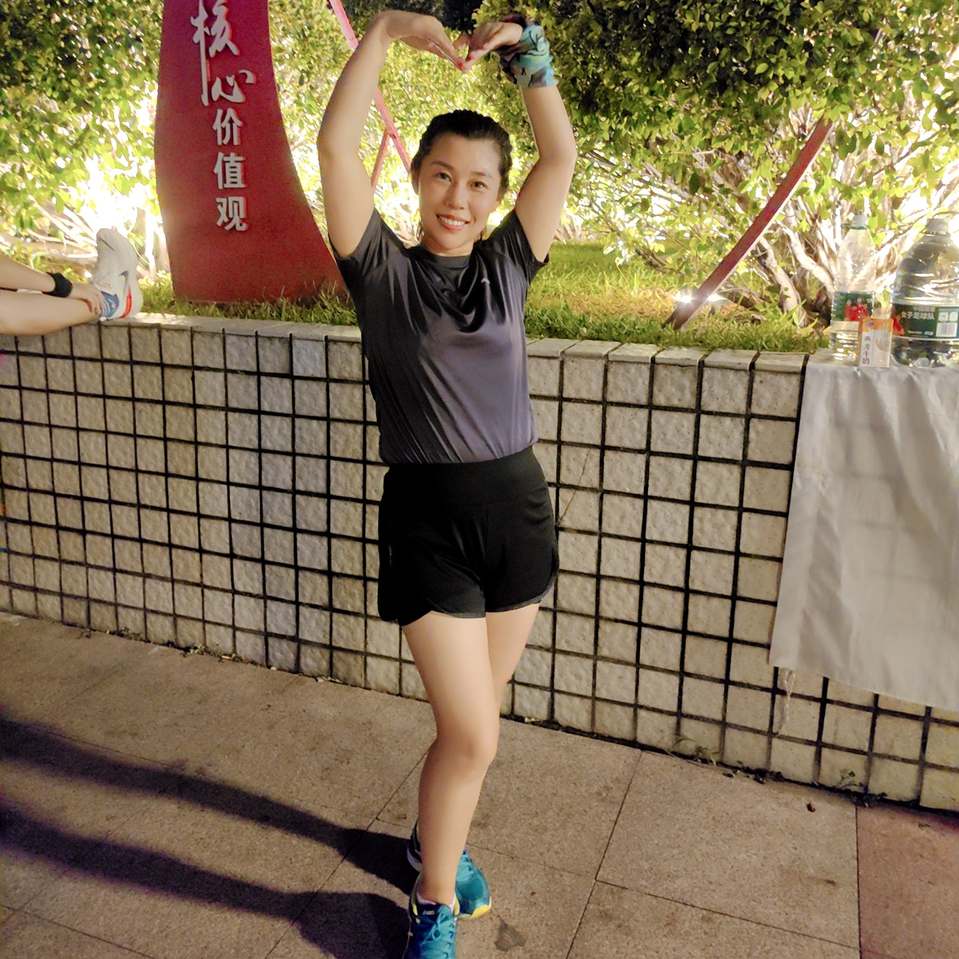 面向阳光的照片