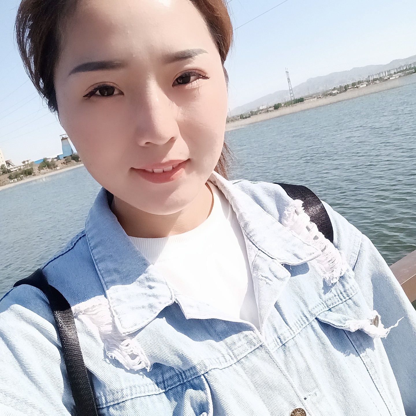路灯蹙眉高挑的照片