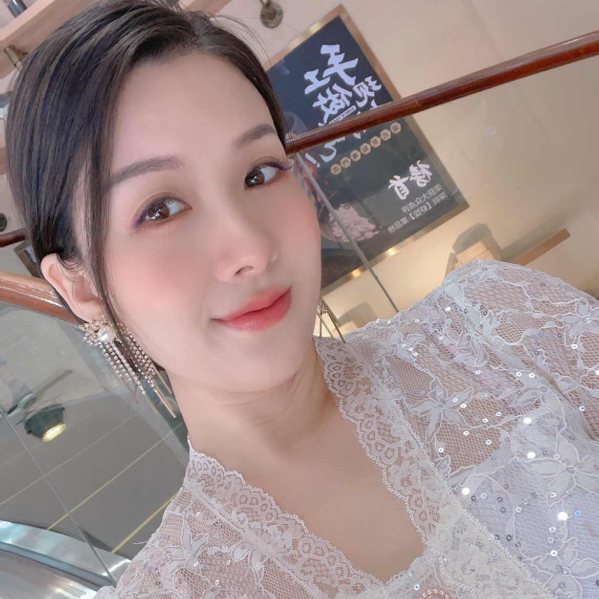 小蘑菇迎热情的照片