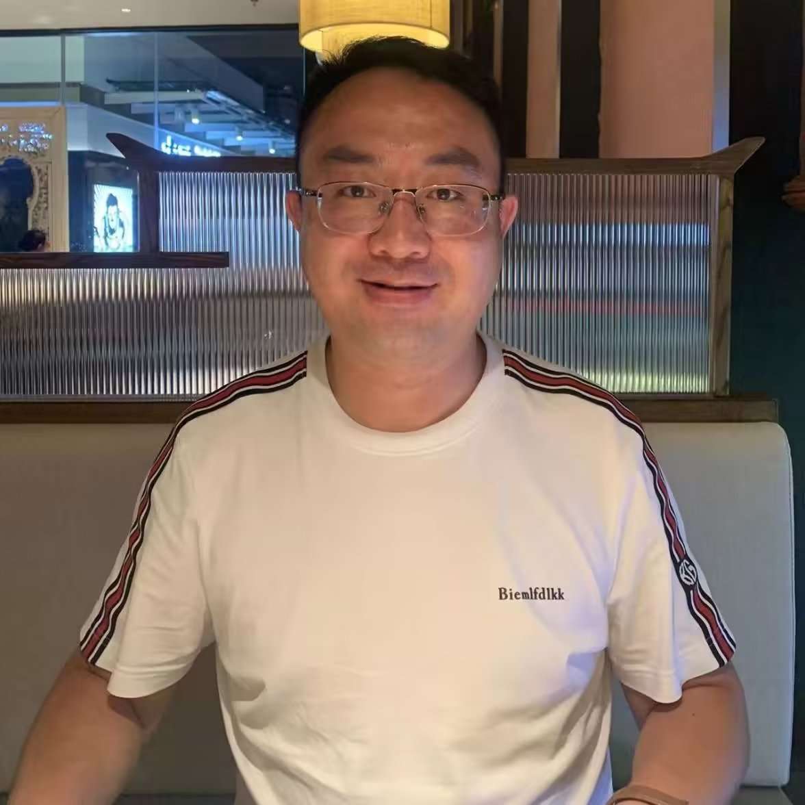 独自撑伞的照片