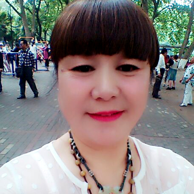 悦耳深拥冰棍的照片