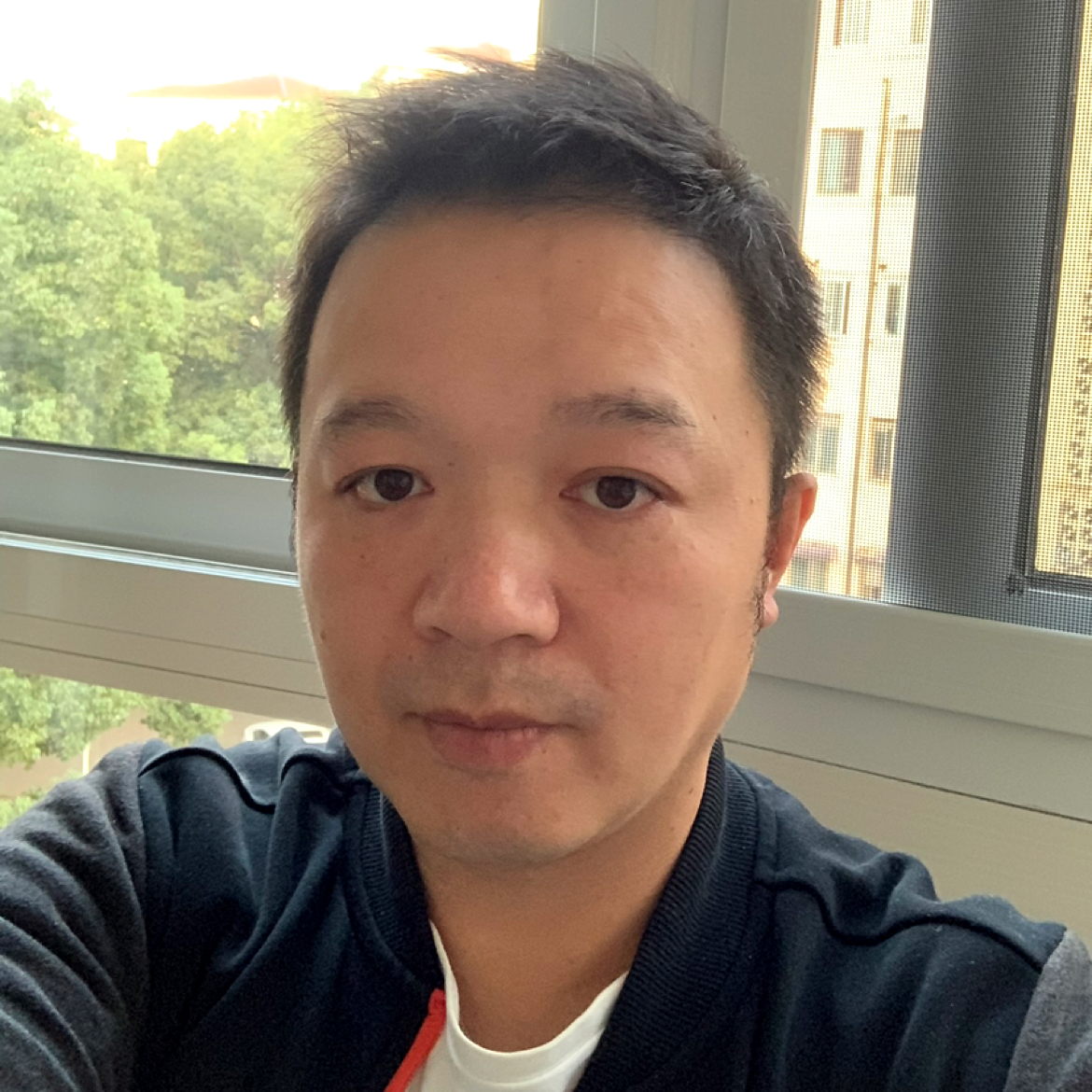 美满深拥寒风的照片