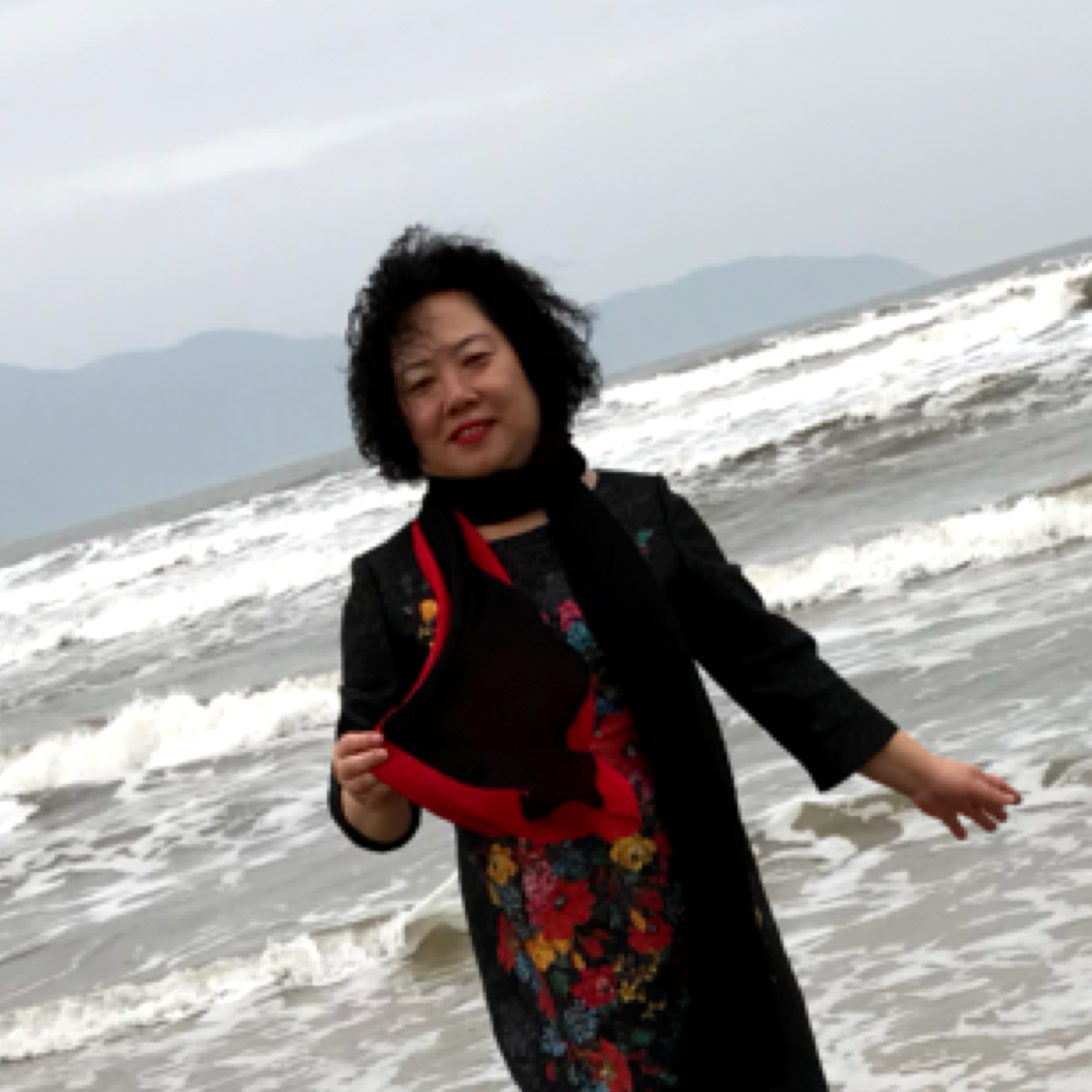 精明深拥草莓的照片