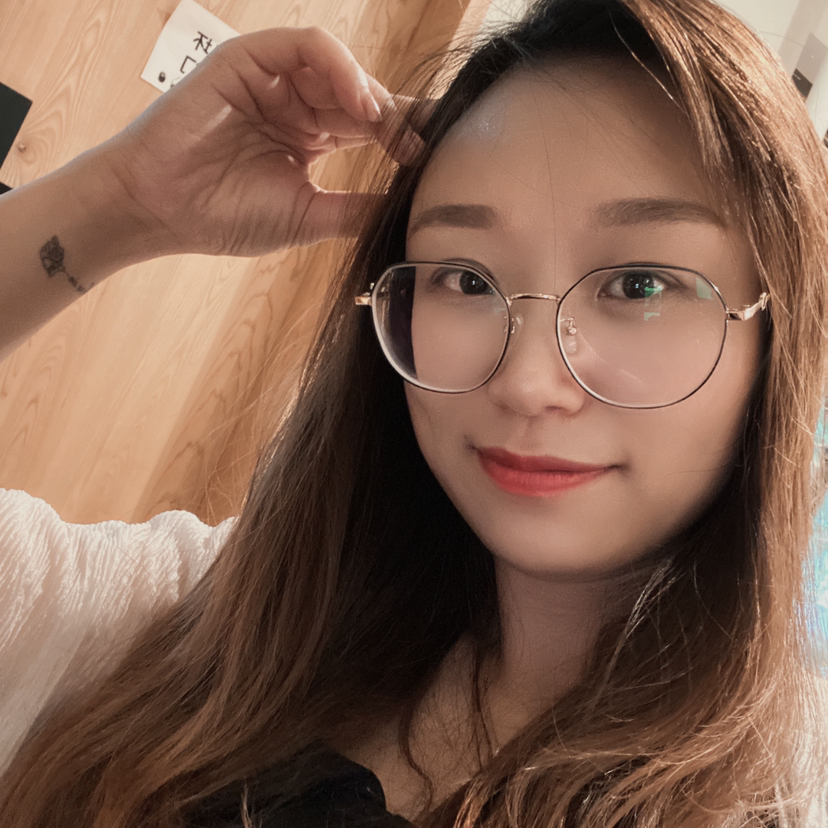 原屋顶的猫的照片