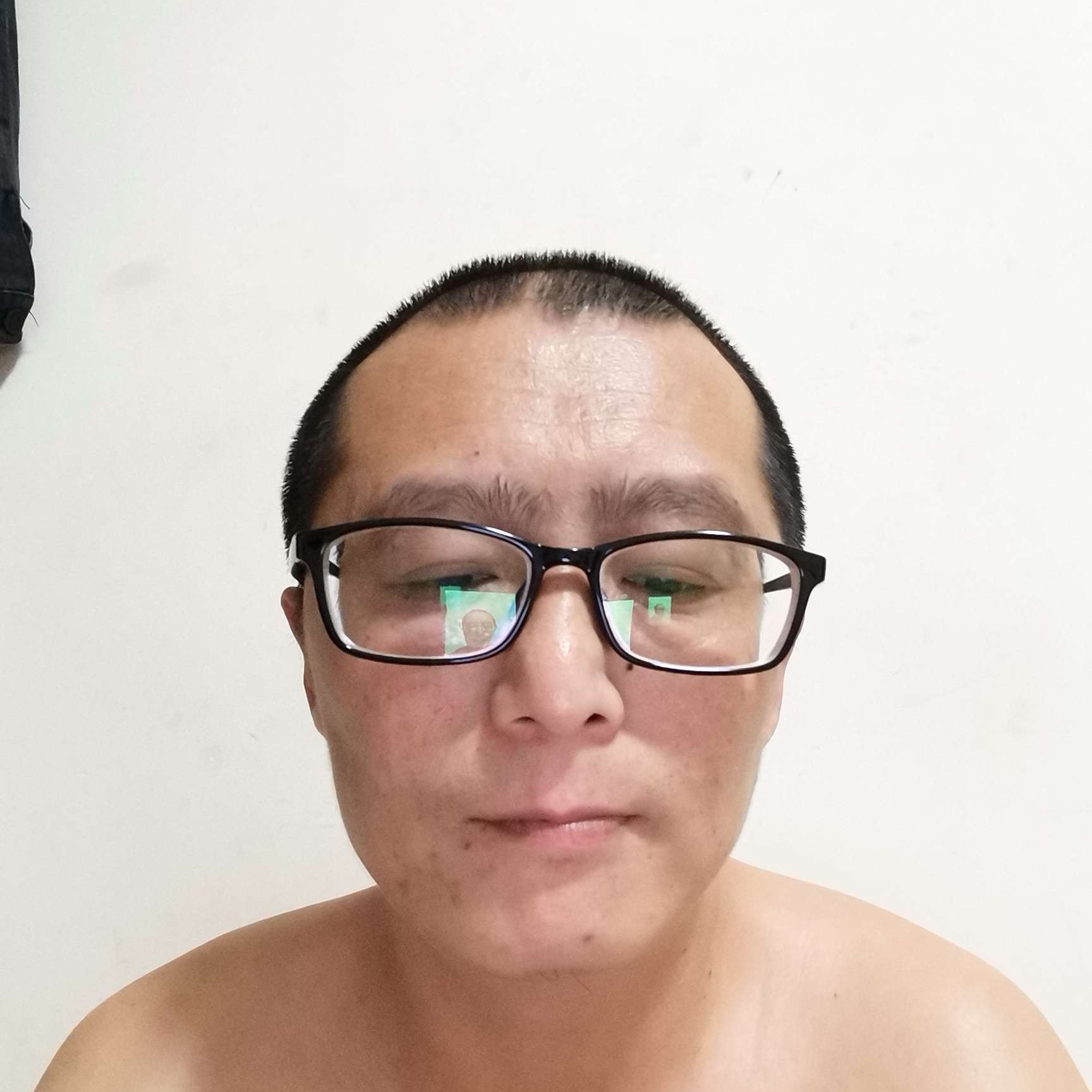 碧蓝蹙眉绿草的照片