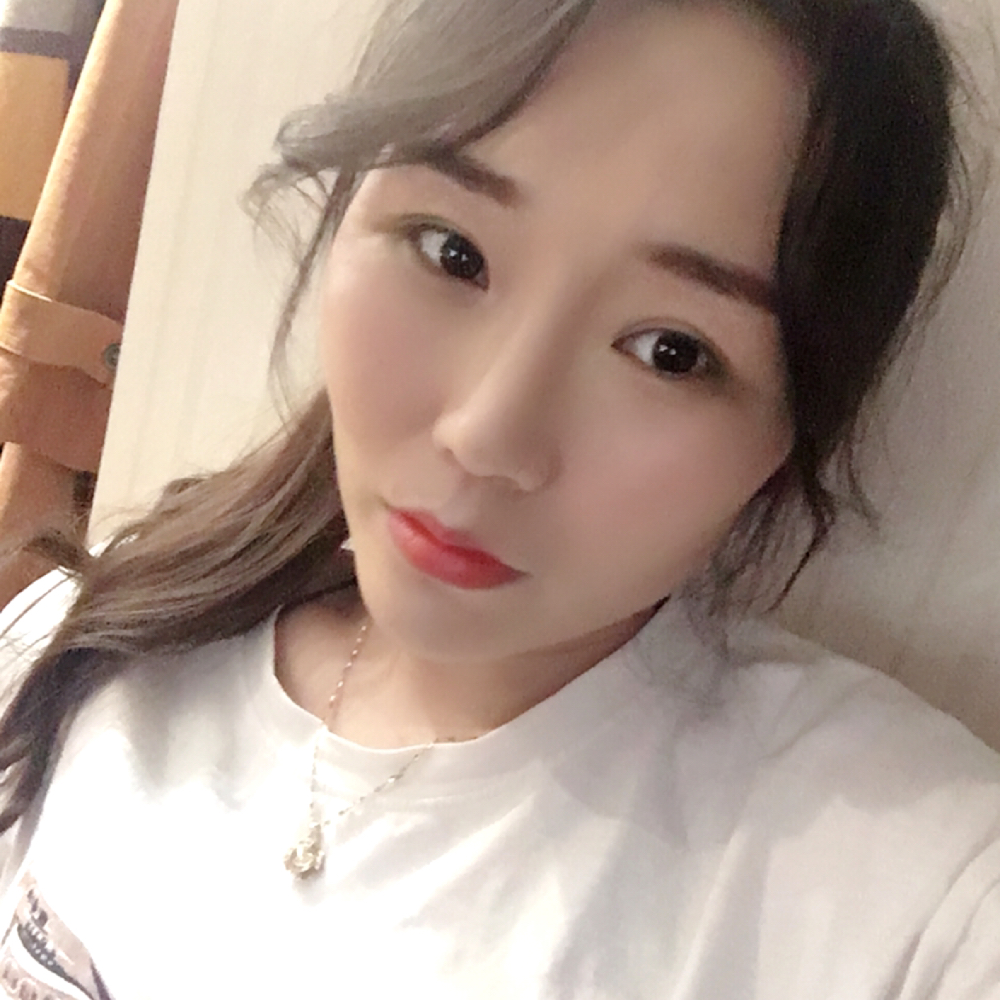 这是一个追风筝的照片