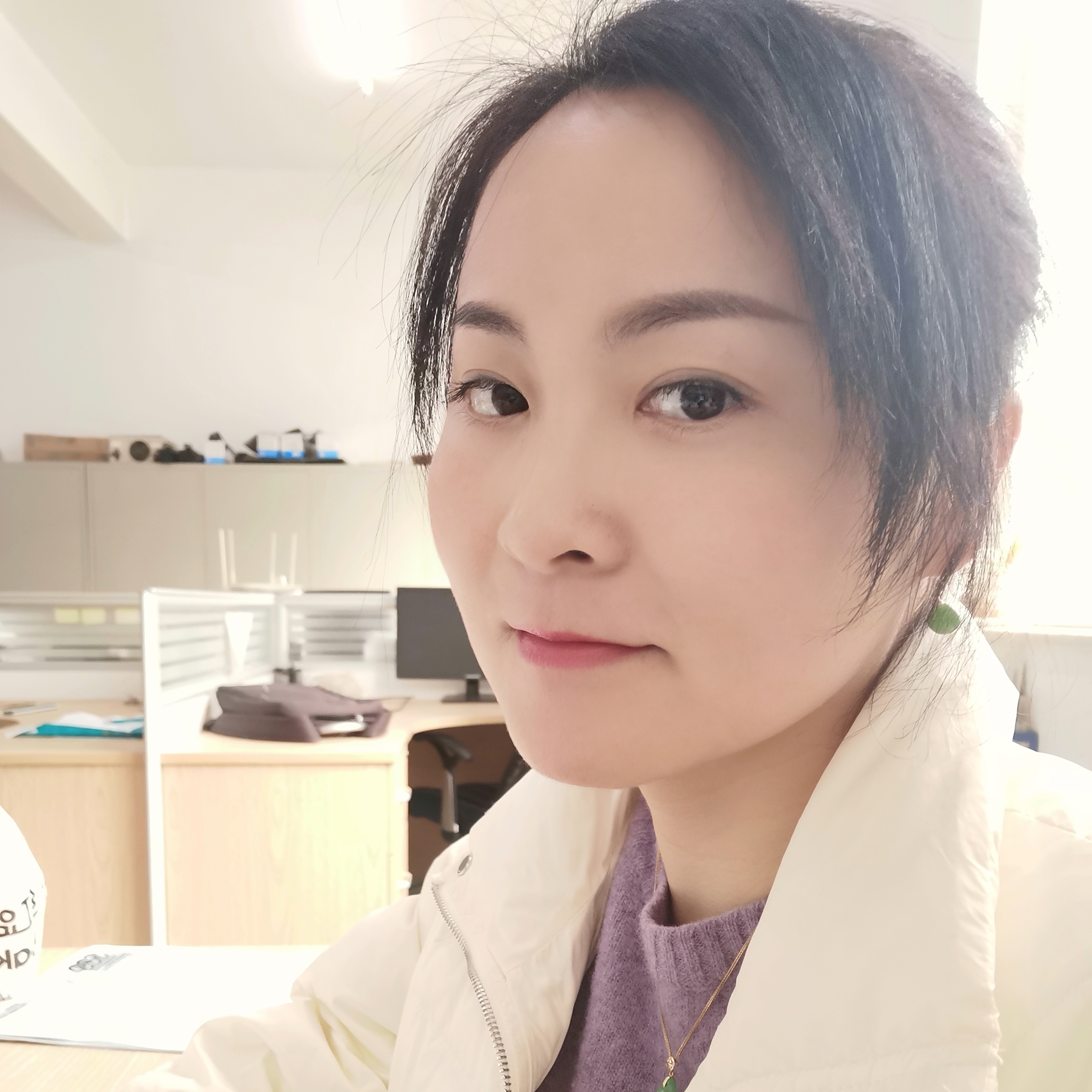 一滴受伤的眼泪的照片