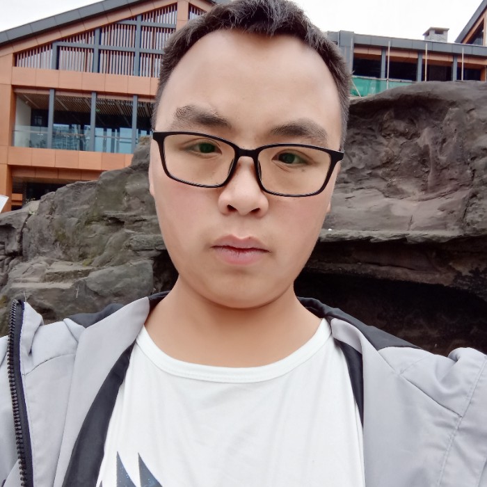 动听与云朵的照片