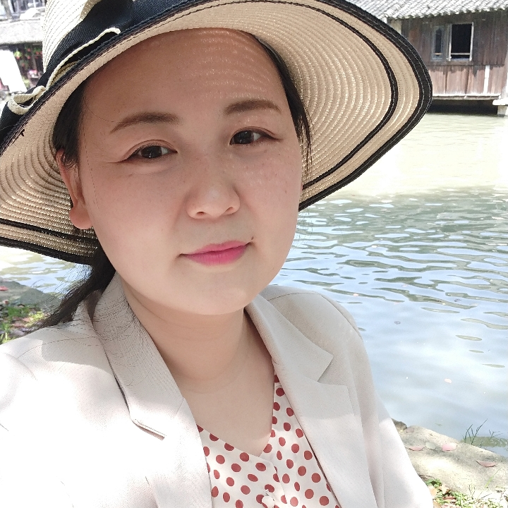 只见飞烟的照片