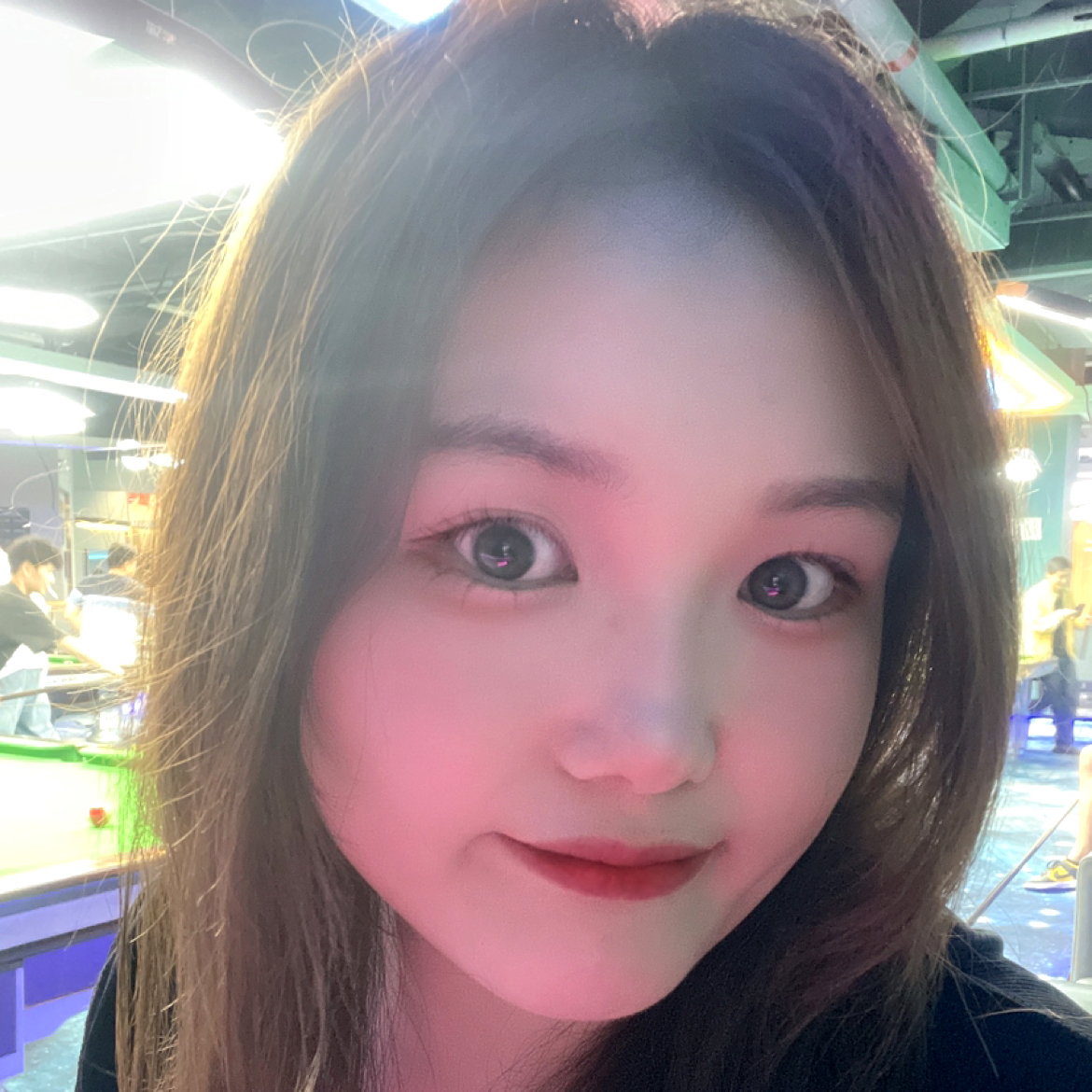 阳光开朗大女孩的照片