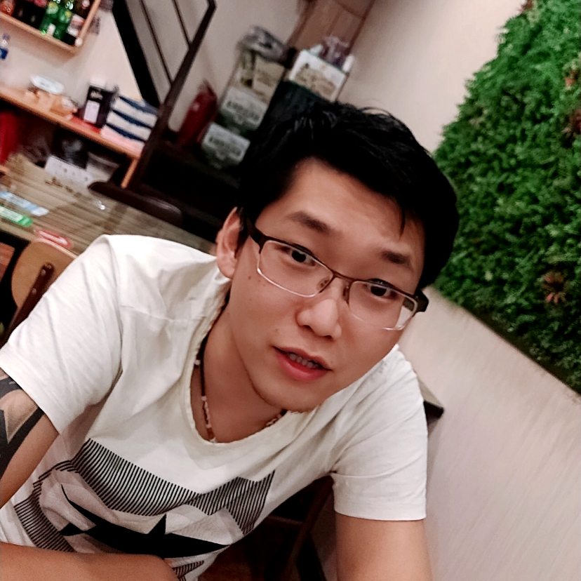 月影枯树的照片
