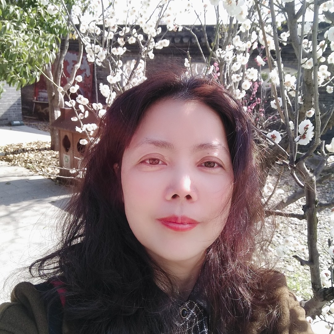 风中女人的照片