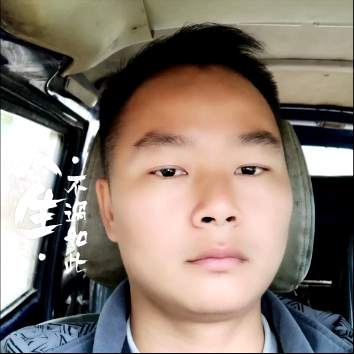 萝莉回眸轻松的照片