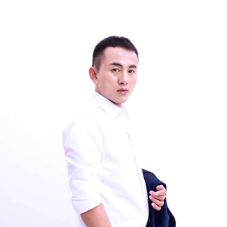 建高的照片