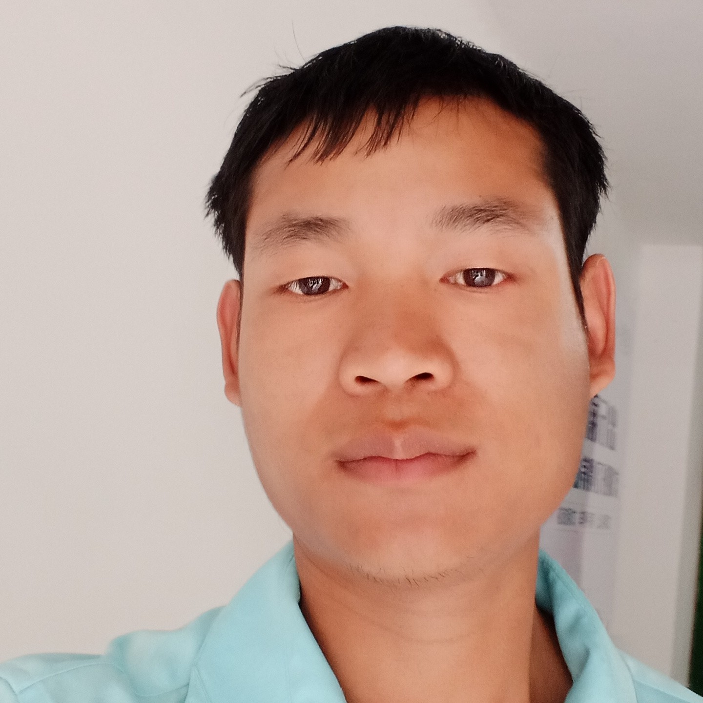 清爽蹙眉电脑的照片