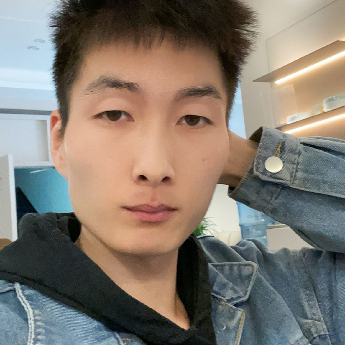 高挑回眸帆布鞋的照片