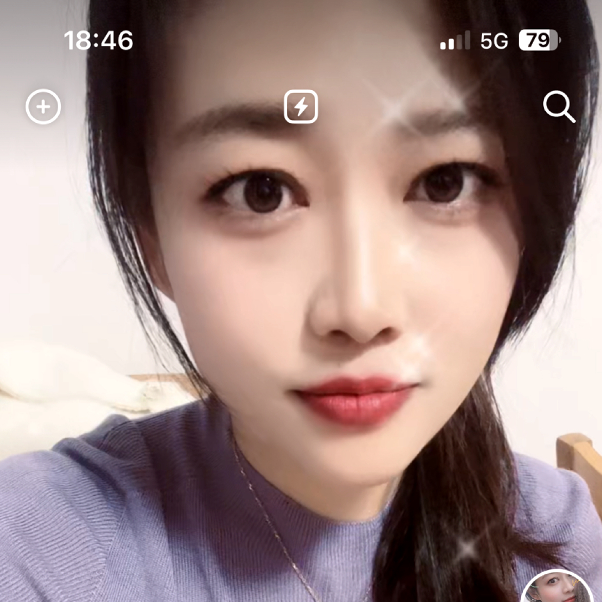 一个人挽手溪流的照片