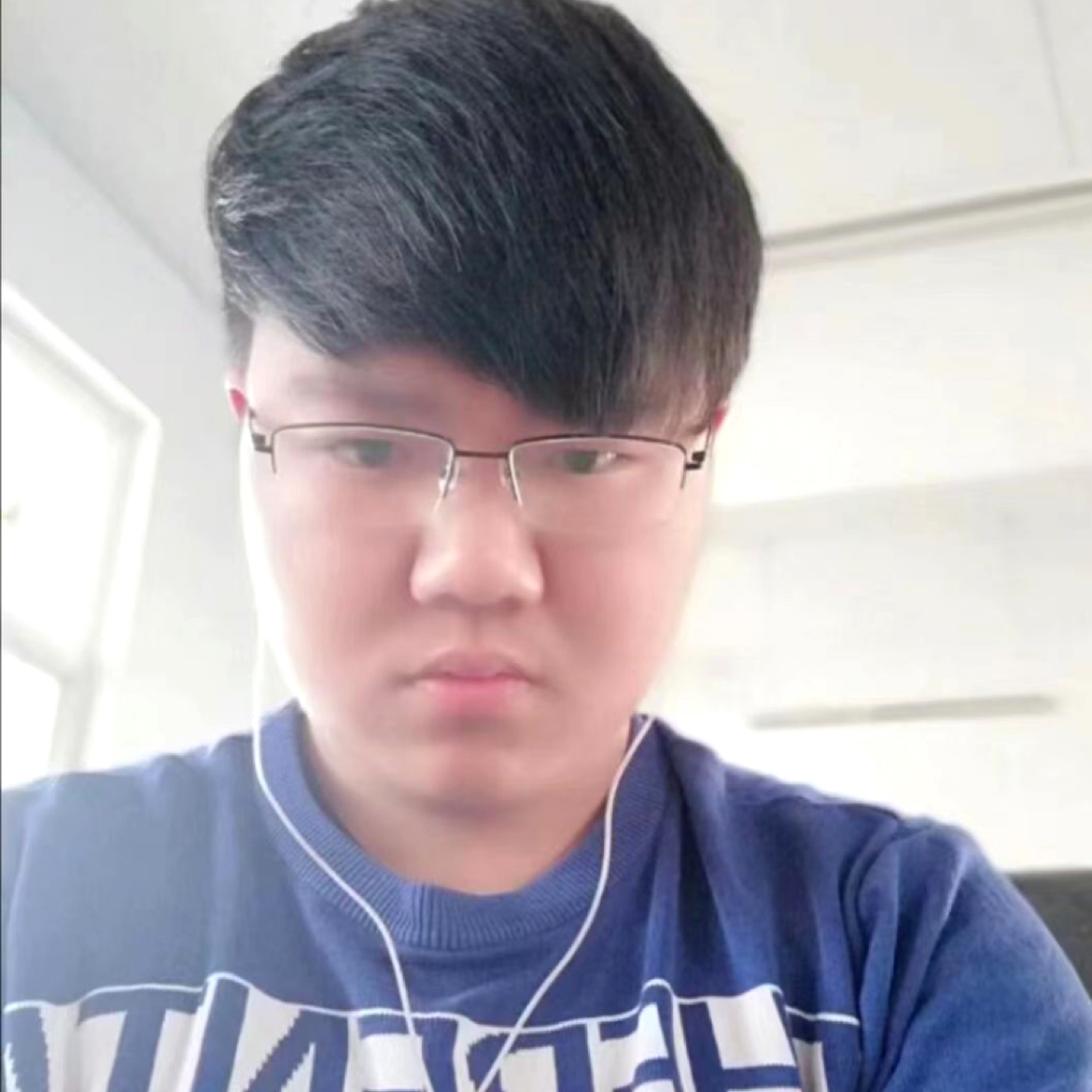 鸵鸟踢大胆的照片