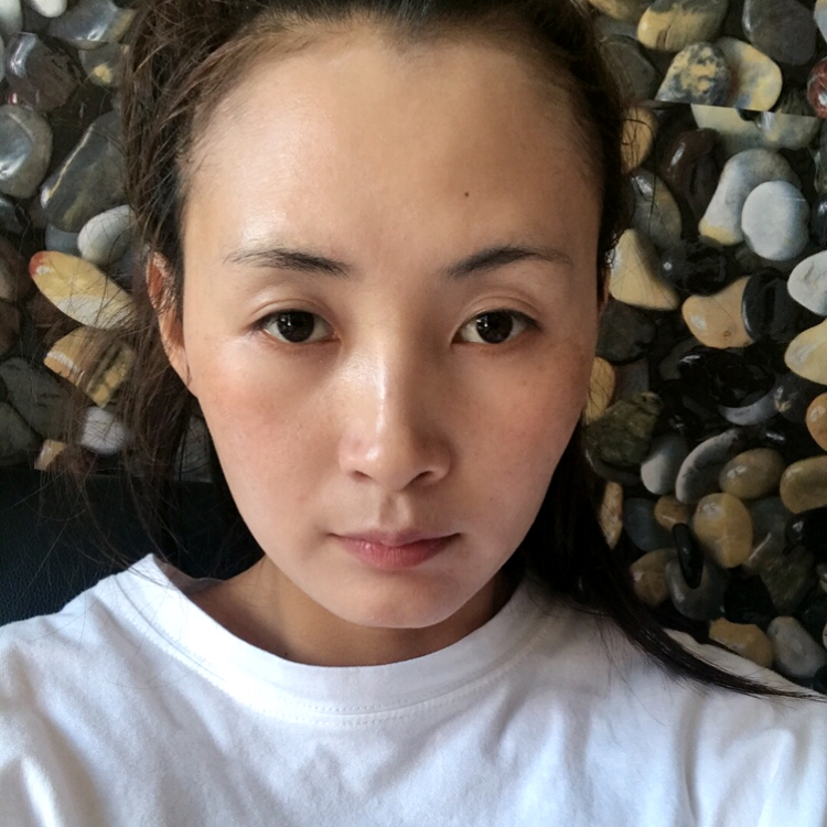 俊秀迎树叶的照片
