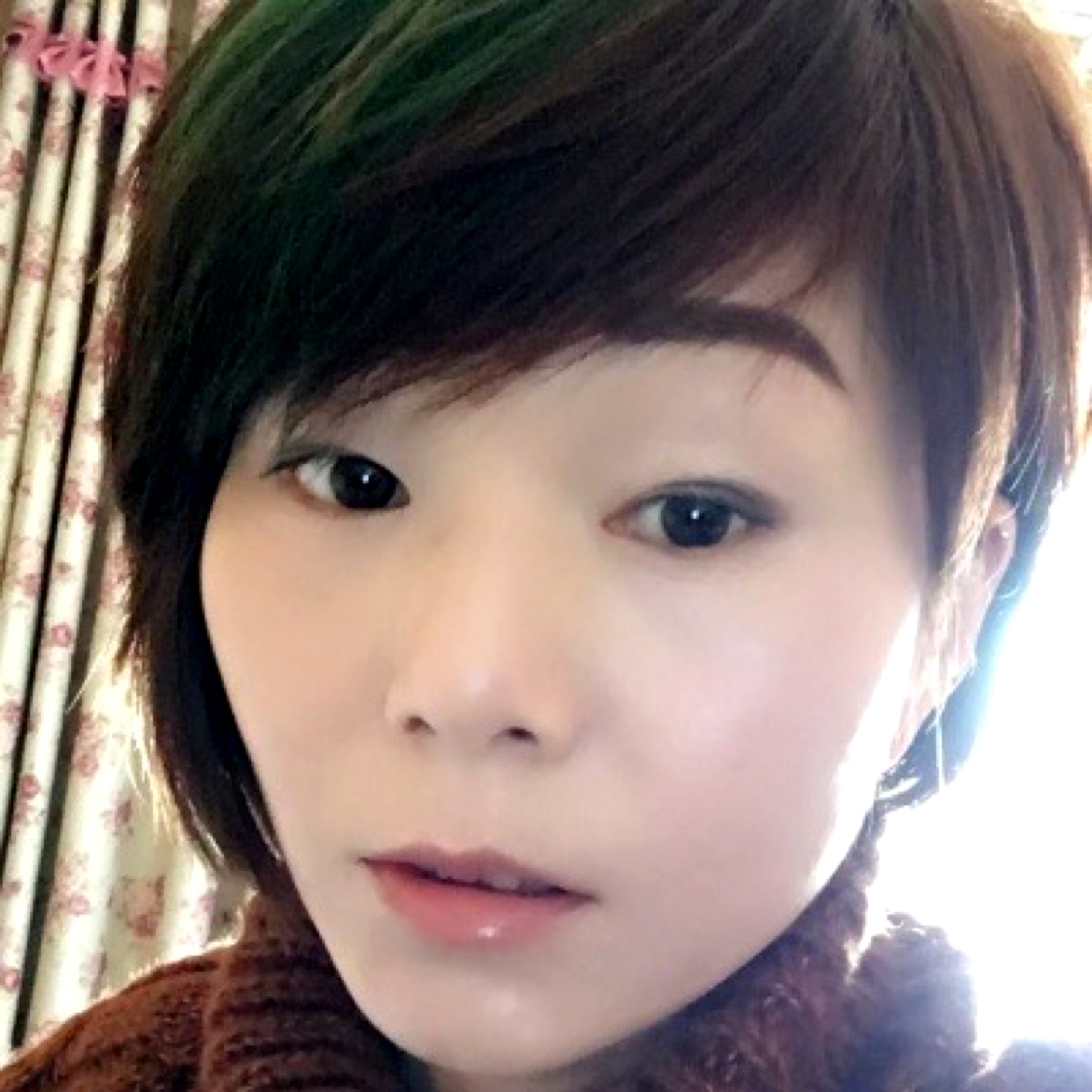 单身深拥钢笔的照片