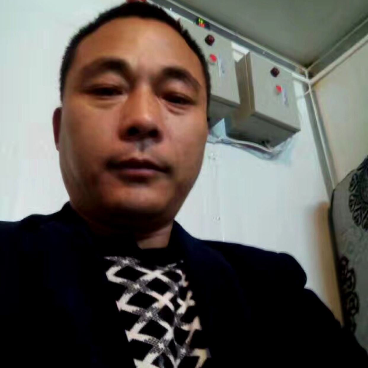 留胡子請铅笔的照片
