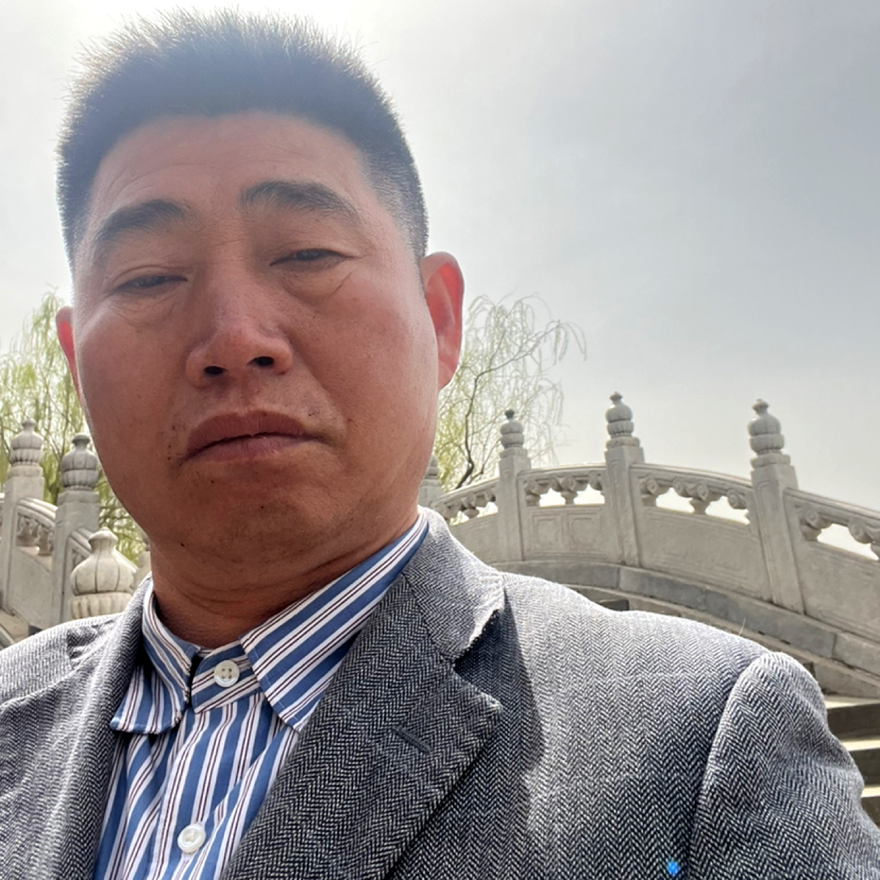 一根红线牵俩人的照片