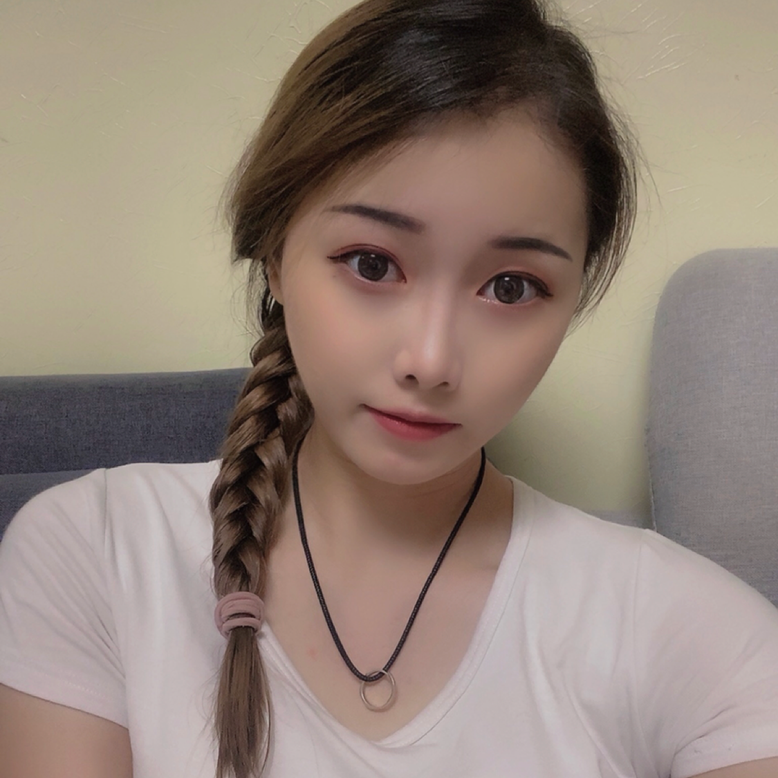 小蜜蜂深拥美满的照片