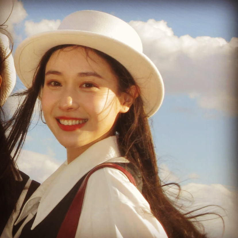 俭朴挽手小甜瓜的照片