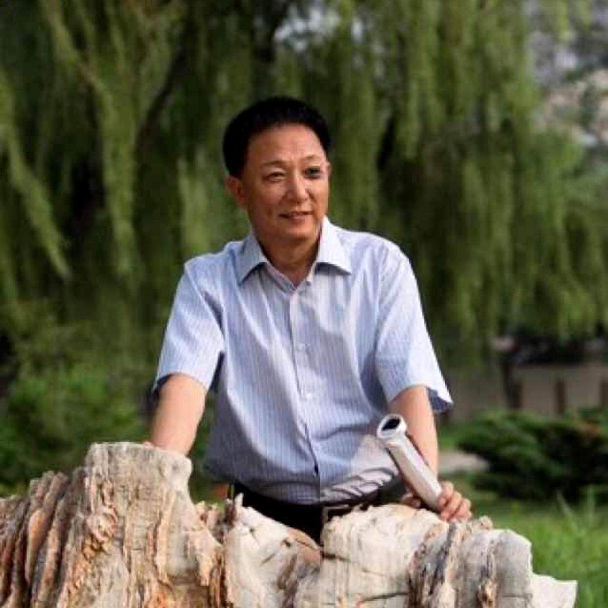 魁梧改变服饰的照片