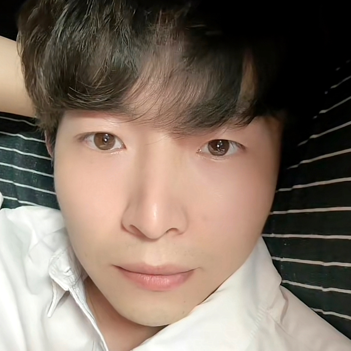 畅快笑红牛的照片